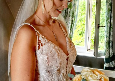 Brautstyling, Haare hochgesteckt, Schleier im Nacken | Maskenbildnerin & Visagistin Heidi Debbah