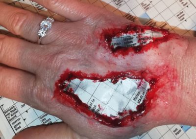 SFX Makeup, durchsichtige Löcher in der Hand I Maskenbildnerin & Visagistin Heidi Debbah