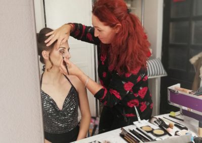Maskenbildnerin & Visagistin Heidi Debbah bei der Arbeit
